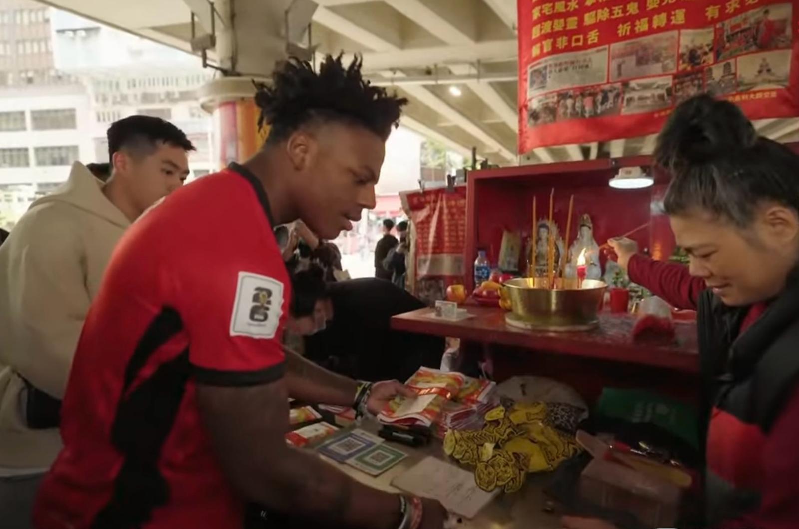 甲亢哥IShowSpeed現身鵝頸橋體驗打小人。