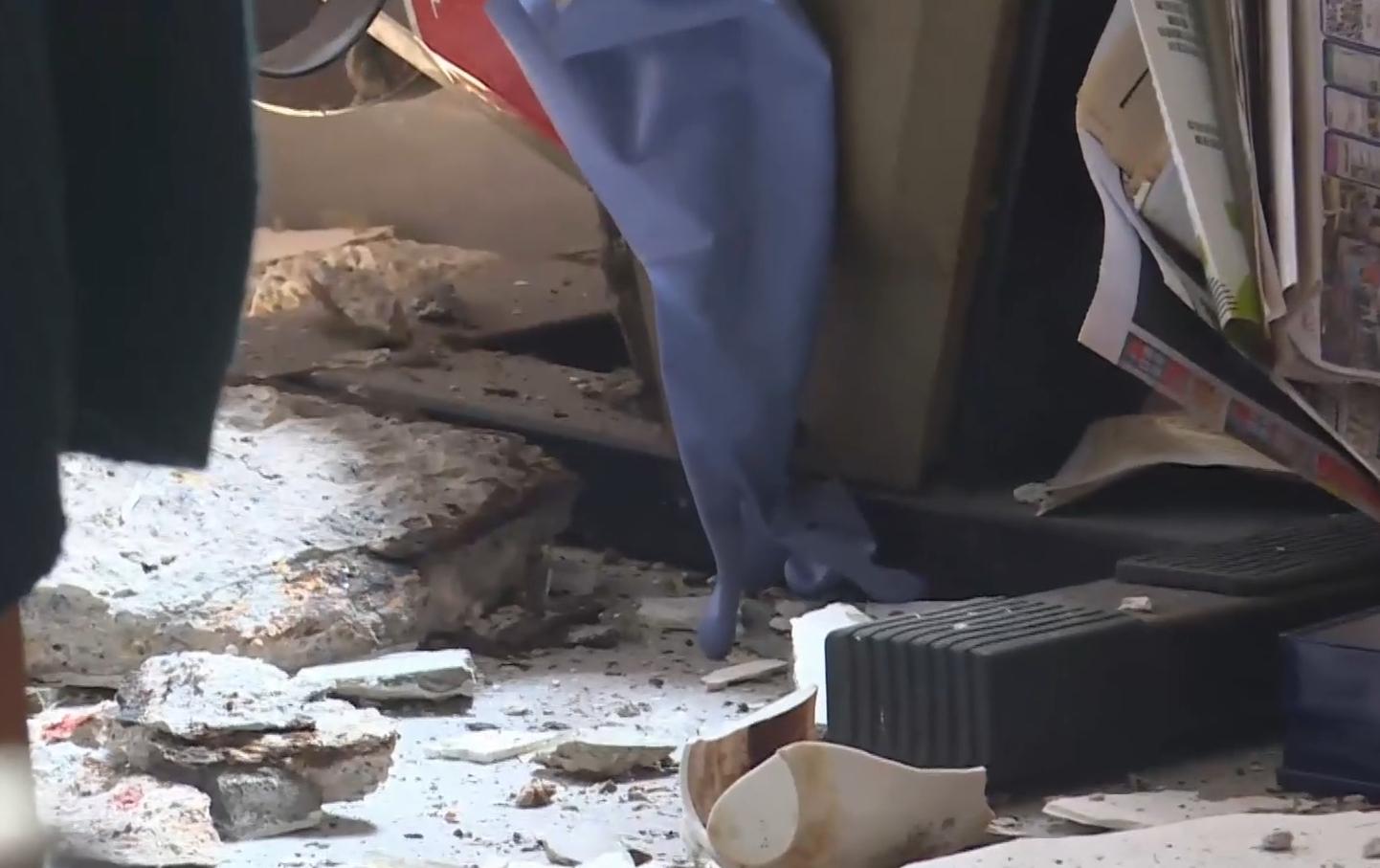 大角咀有住宅天花塌石屎。(有線電視新聞截圖)