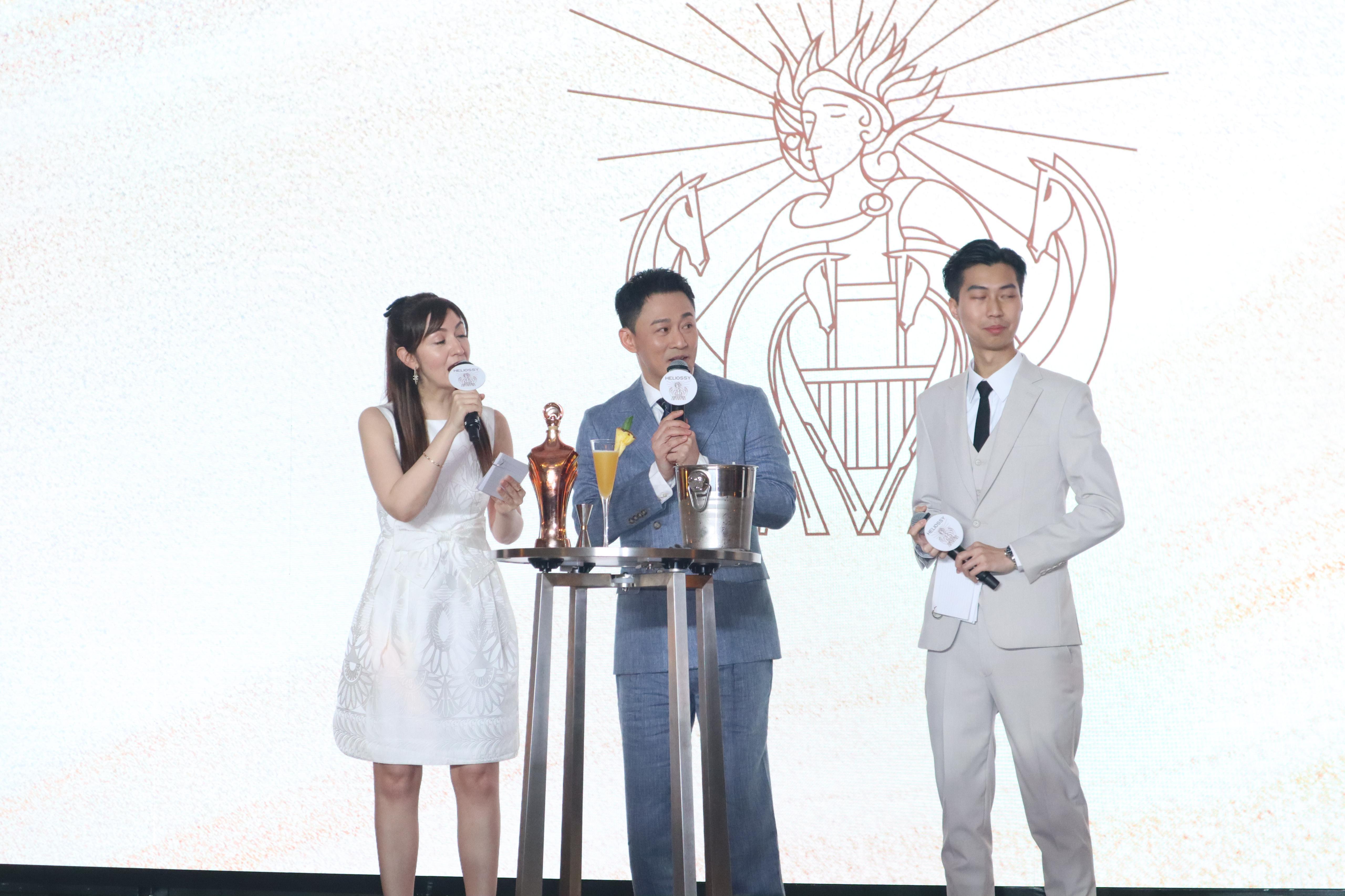 林峯今日在活動現場化身調酒師與現場的幸運女粉絲互動,炒熱全場氣氛!(娛樂組攝)