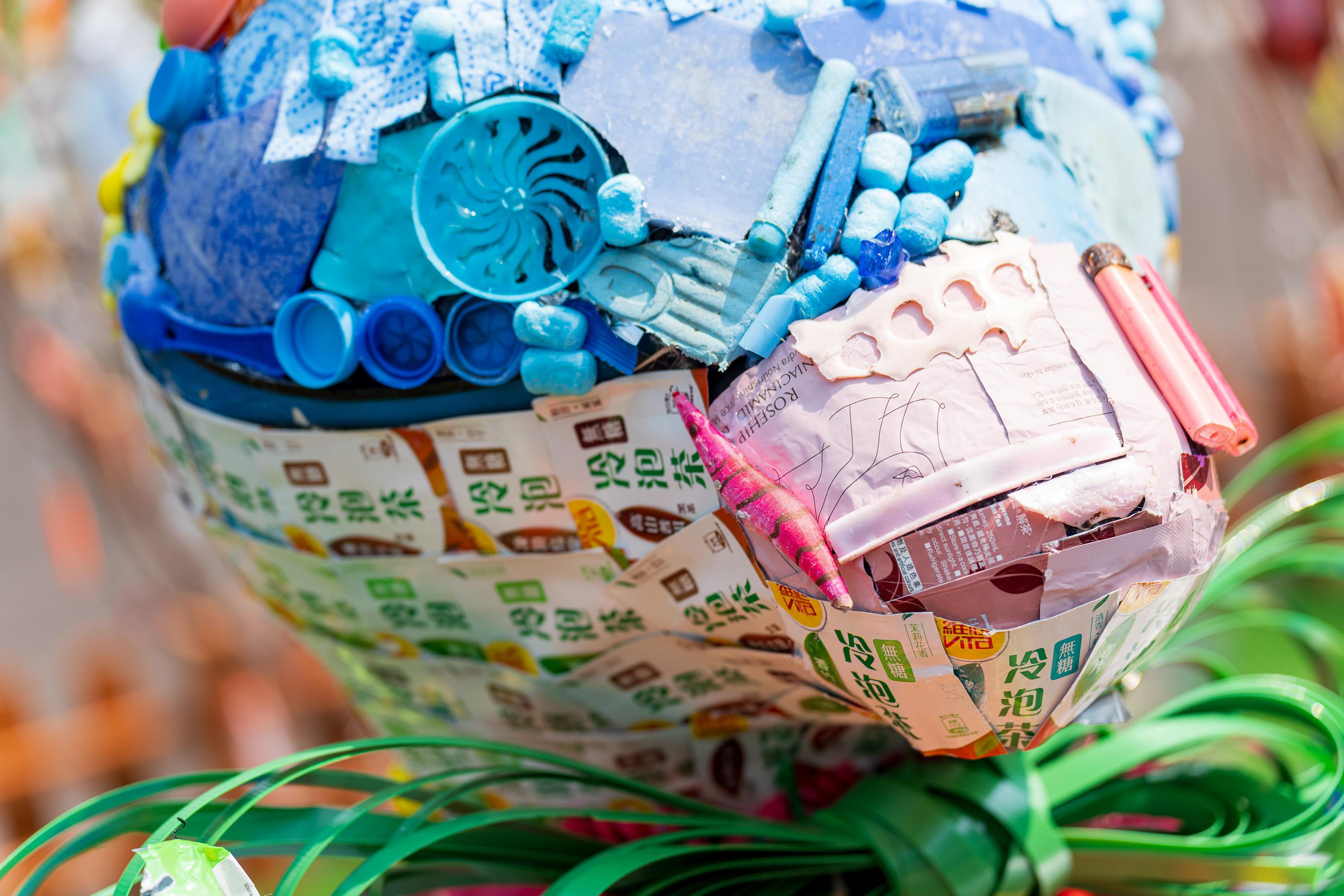 4月活動「兔藝重生」:藝術展品象徵復活節的重生,並以鮮豔色彩和閃耀裝飾分享節日喜悅,同時喚起大眾對海洋污染的深思。