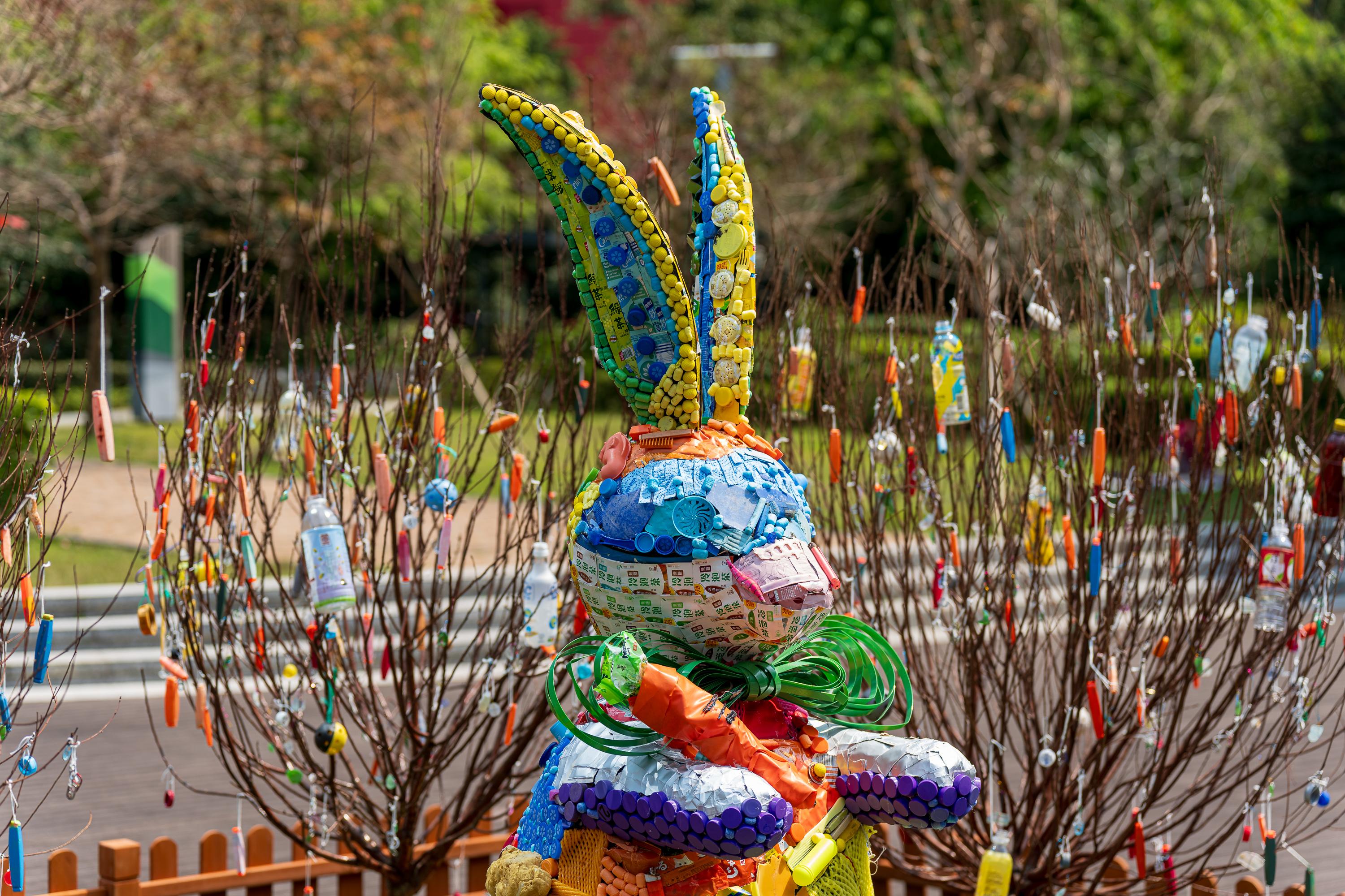 4月活動「兔藝重生」:藝術展品象徵復活節的重生,並以鮮豔色彩和閃耀裝飾分享節日喜悅,同時喚起大眾對海洋污染的深思。