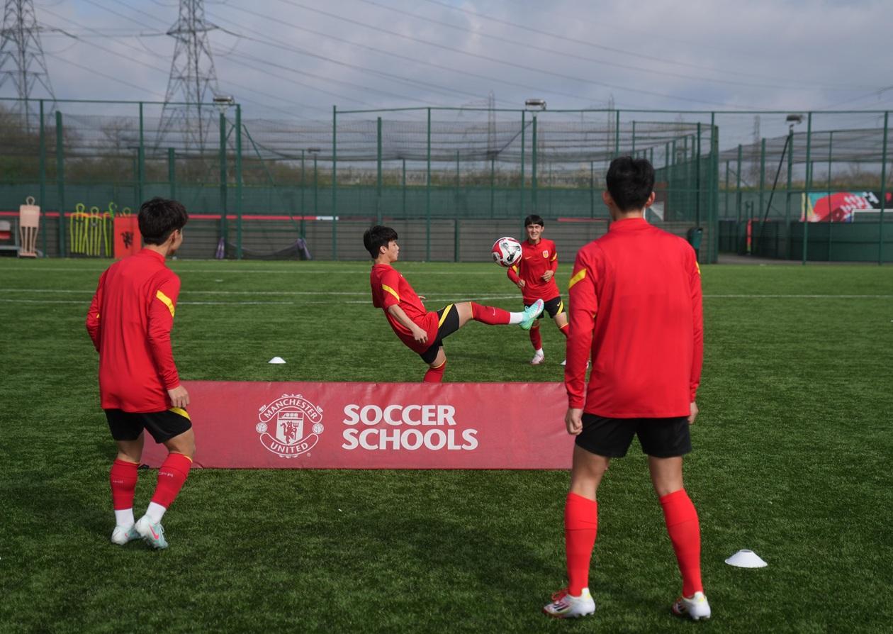 U15國少選拔隊隊員參與曼聯提供的足球訓練課程。