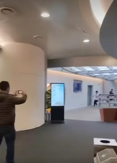 城市大學一名男學生大鬧飯堂,涉多宗罪被捕。(fb「香港突發事故報料區2.0」圖片)