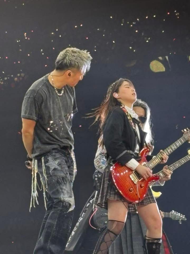 謝霆鋒演唱會2025|17歲女結他手Dale與謝霆鋒同台演出。