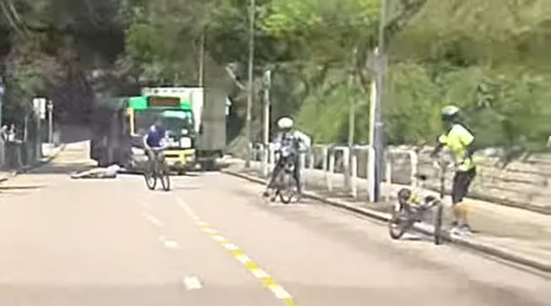 牛池灣發生小巴溜後意外。(fb「突發馬路車cam大全」圖片)