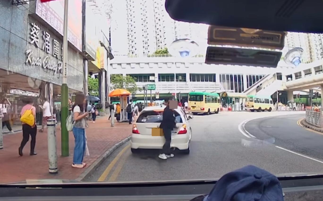 葵涌發生私家車撞倒途人不顧而去事件。(fb「車cam L(香港群組)」截圖)