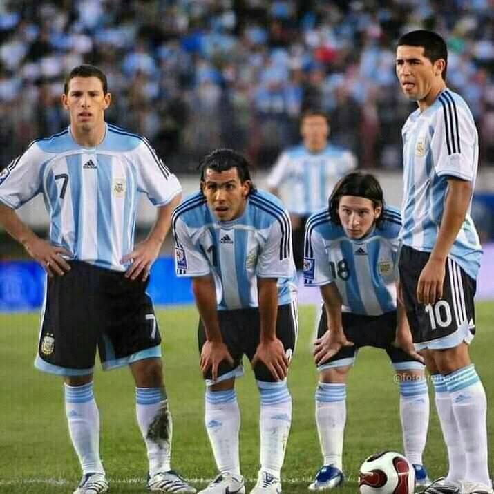 泰維斯曾與穿18號球衣的美斯同場,當時10號為列基美。(泰維斯FB)