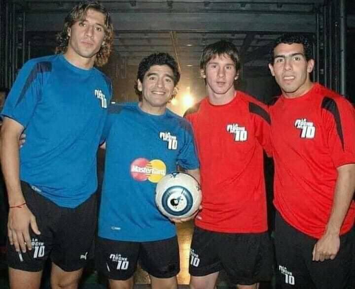 泰維斯曾與馬勒當拿、美斯及基斯普合照。