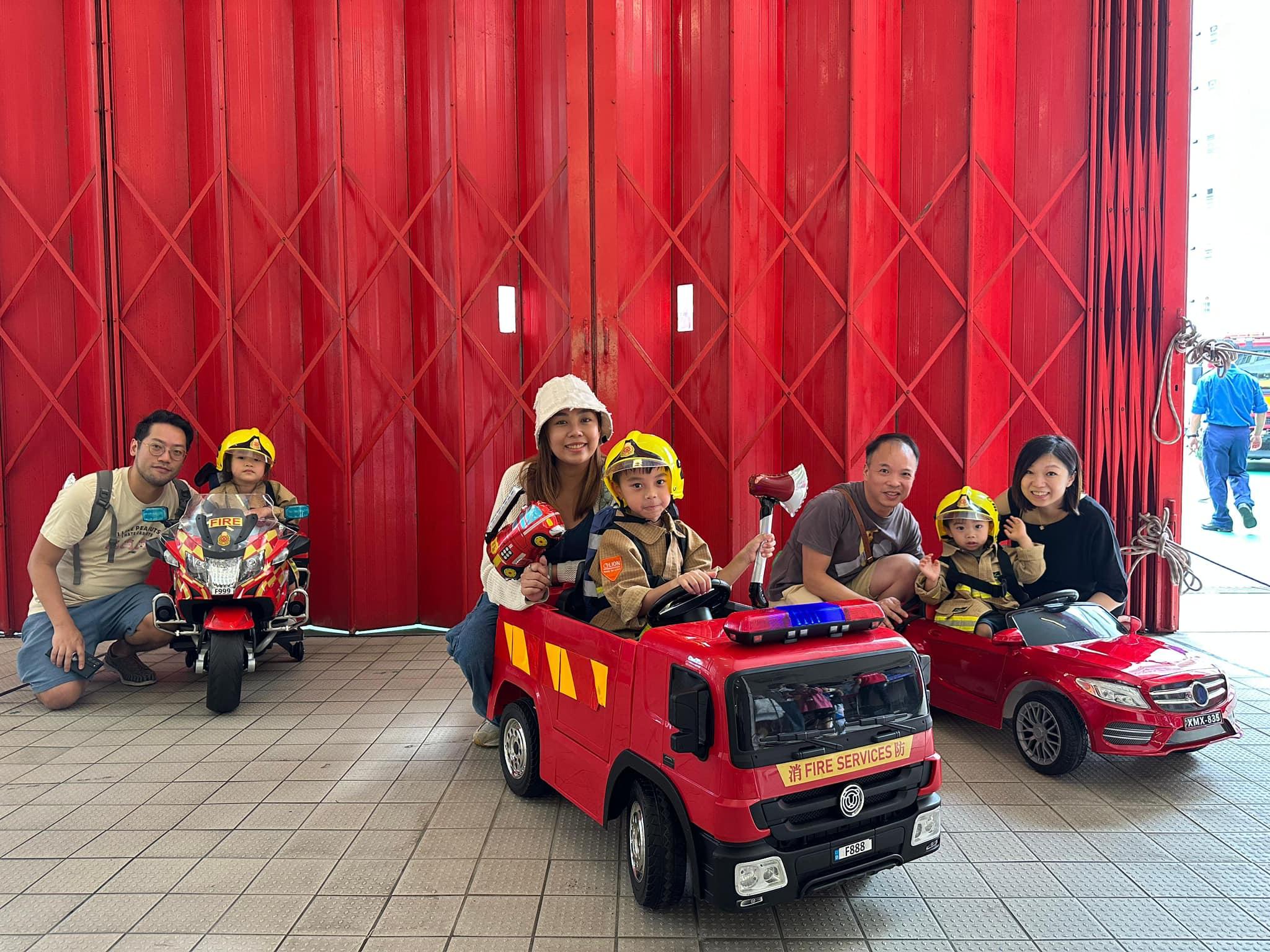 兒童消防服拍照(香港消防處圖片)