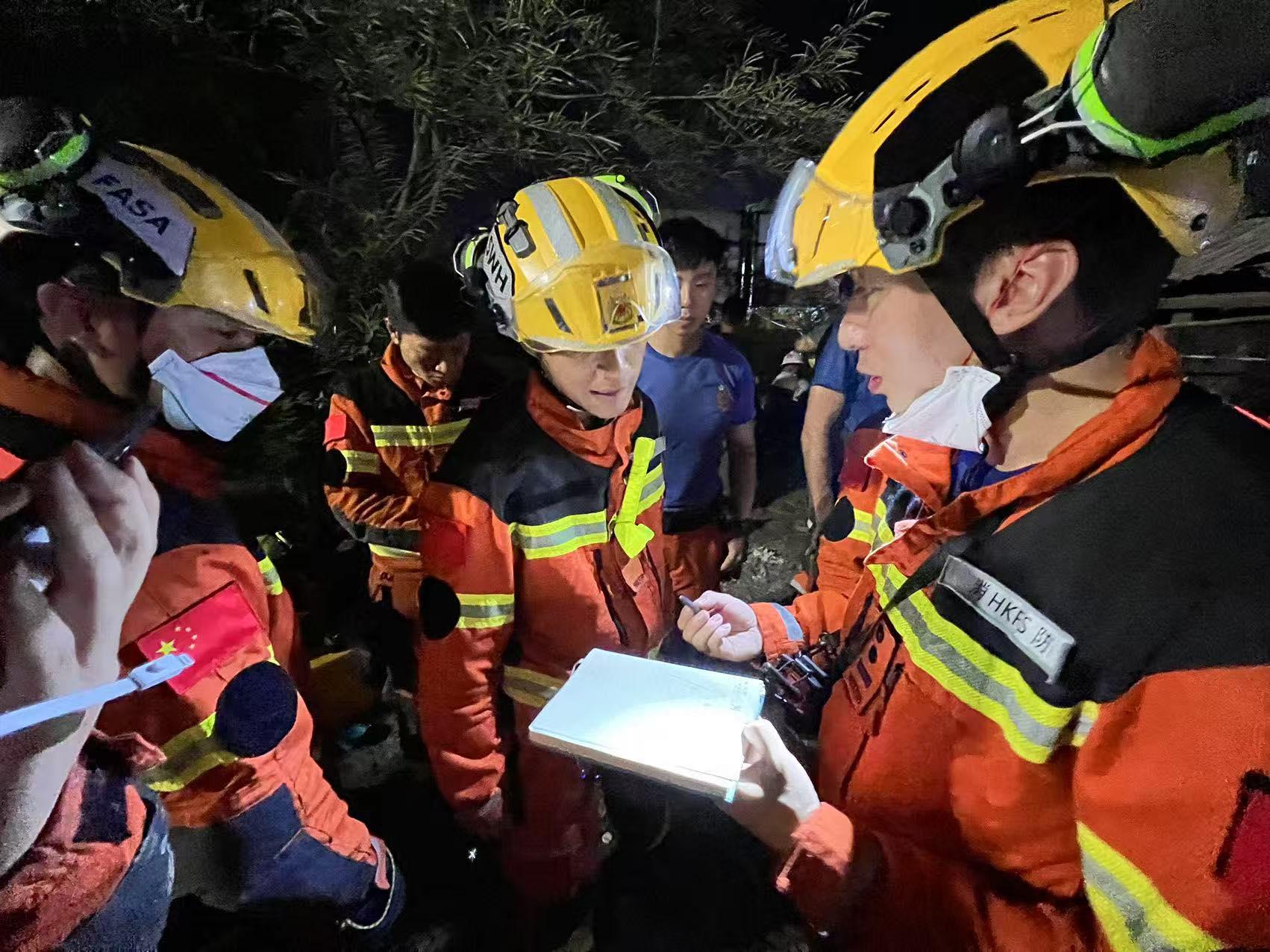 緬甸地震|特區救援隊聯同國家隊救出一名被困超過120小時的生還者,隊員在災場就地快速吃過晚飯,便立即商討救援策略。(保安局fb)