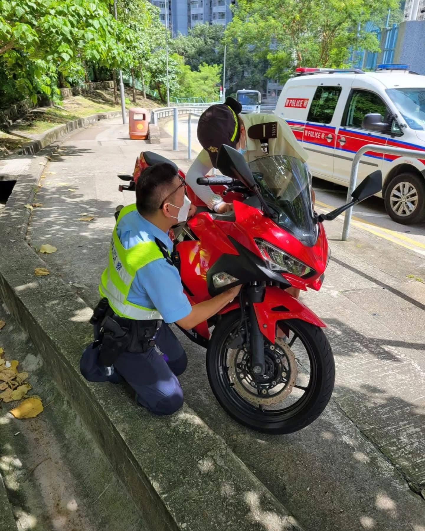 有警員瞓身尋找電單車底盤號碼。(網上圖片)