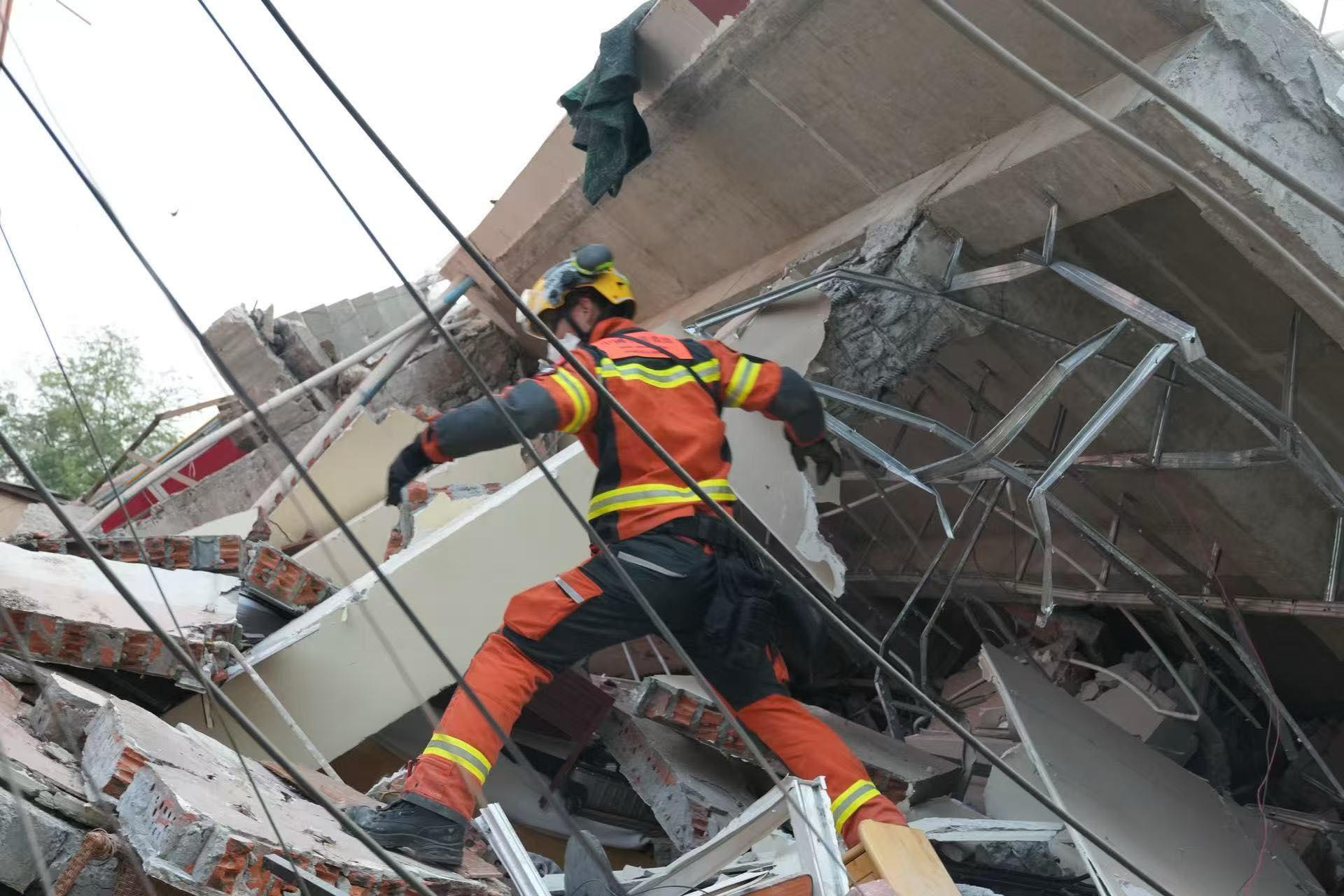 緬甸地震|特區救援隊抵達曼德勒後立即展開搜救(保安局FB圖片)