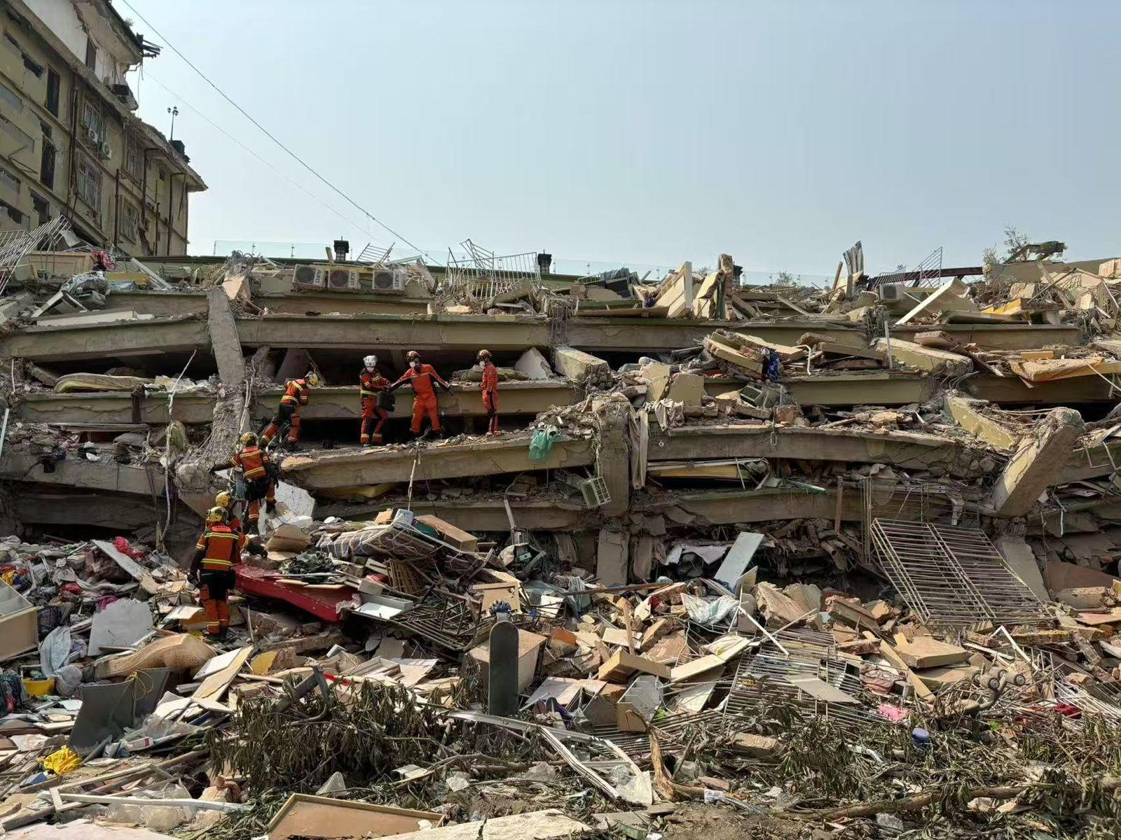 緬甸地震|特區救援隊與國家救援隊在一受災區域進行首次聯合行動。(保安局FB)