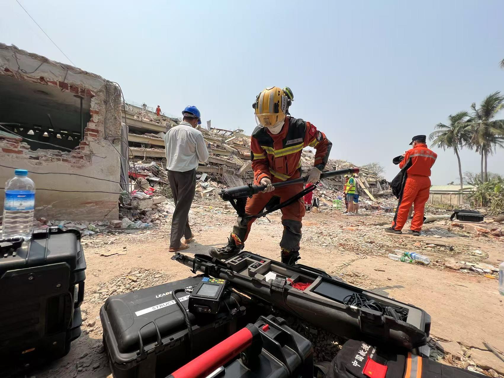緬甸地震|特區救援隊與國家救援隊在一受災區域進行首次聯合行動。(保安局FB)