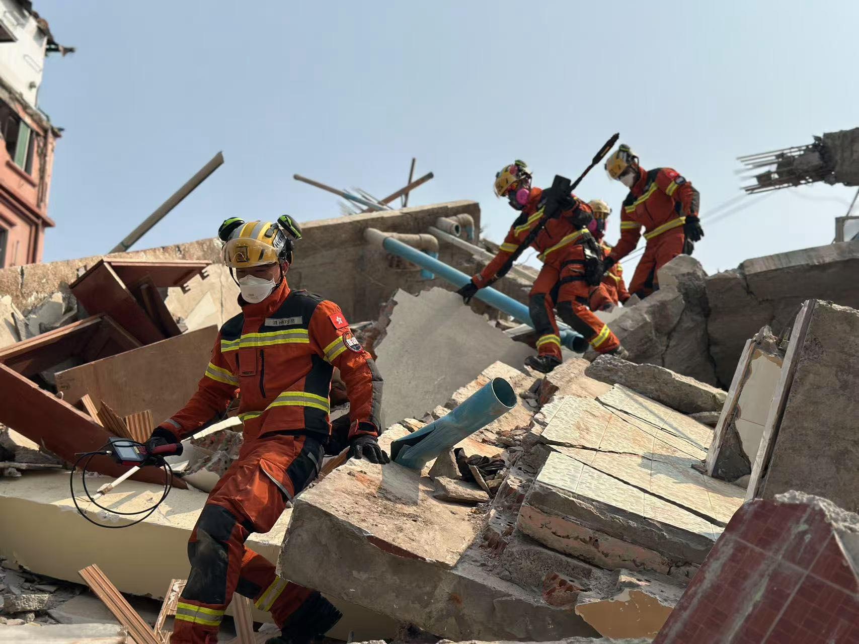 緬甸地震|特區救援隊抵達曼德勒後立即展開搜救(保安局FB圖片)