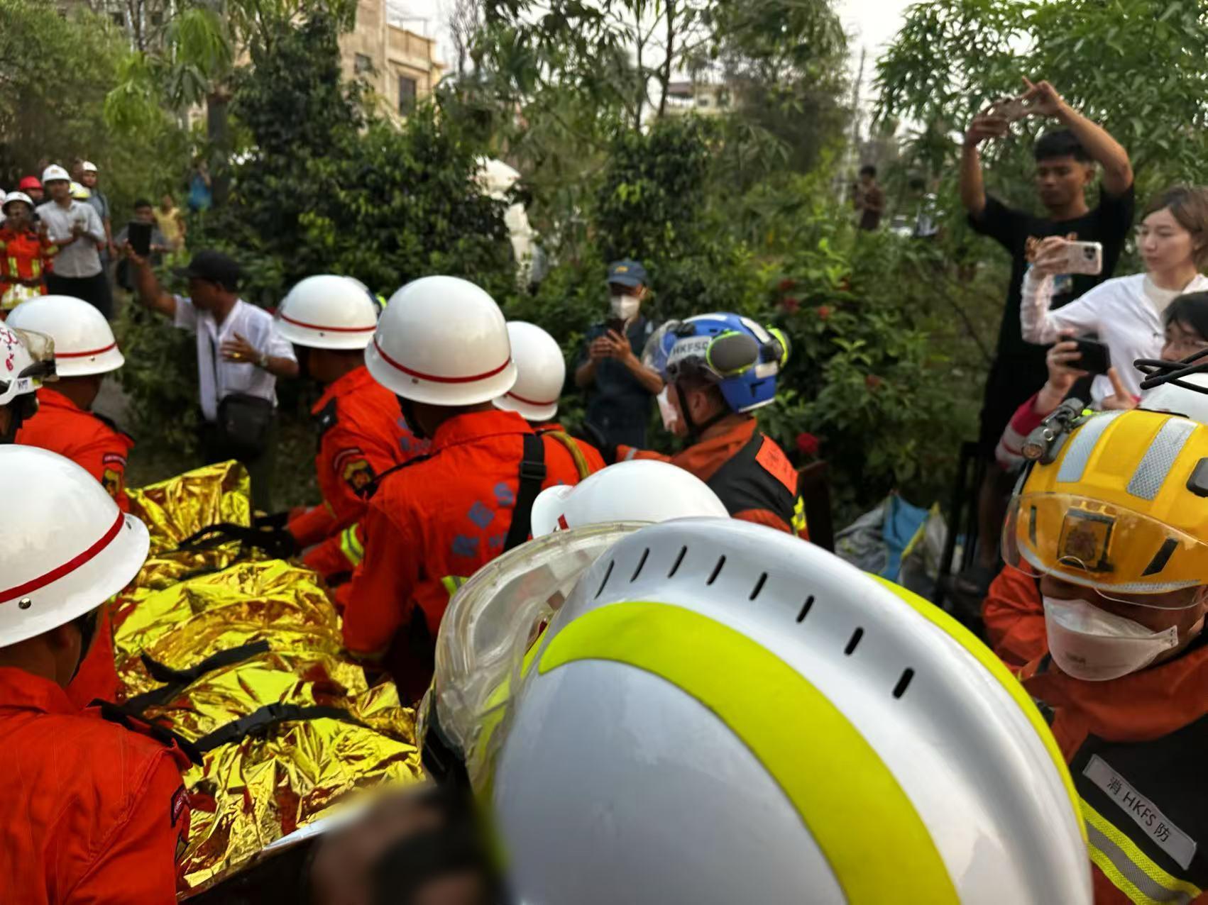緬甸地震|特區救援隊聯同國家隊救出一名被困超過120小時的生還者。(香港消防處fb)
