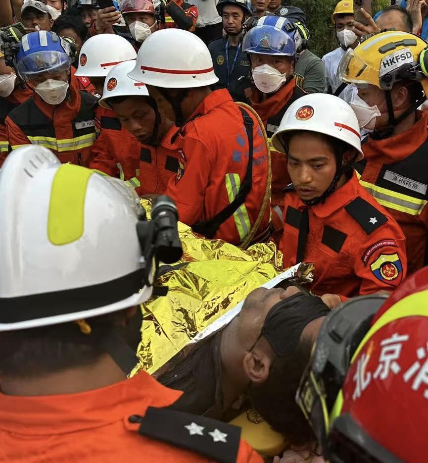 緬甸地震|特區救援隊聯同國家隊救出一名被困超過120小時的生還者。(香港消防處fb)