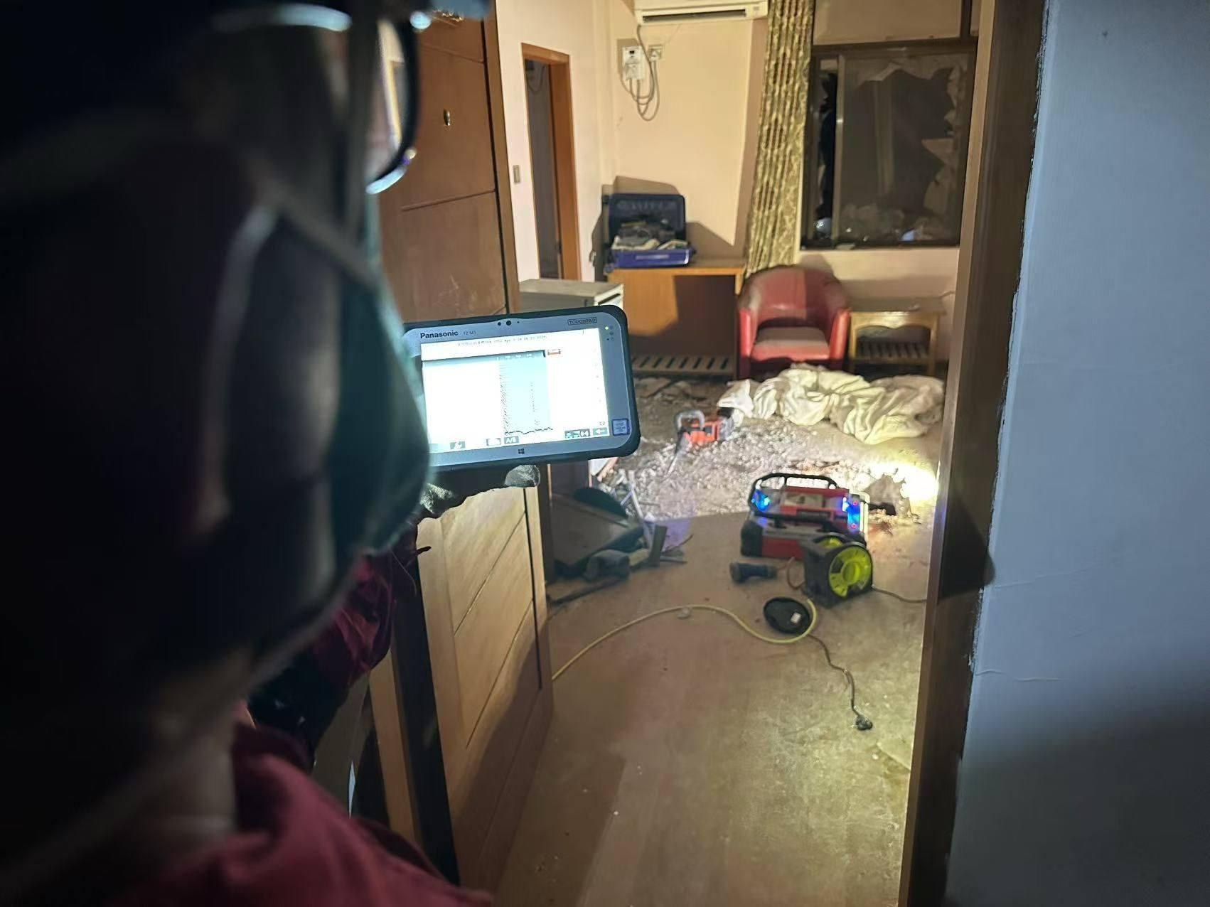 特區救援隊在緬甸曼德勒聯合搜救行動中救出一名生還者後,迅速整理裝備便繼續在現場通宵搜救,希望拯救更多生還者。(香港消防處fb)