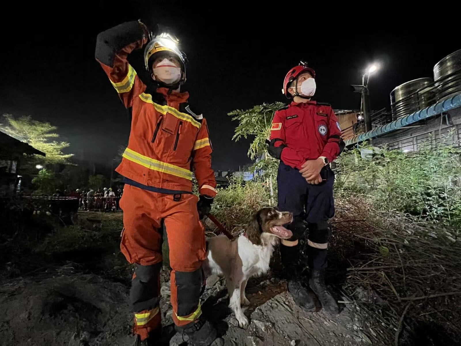 緬甸地震|特區救援隊聯同國家隊救出一名被困超過120小時的生還者,隊員在災場就地快速吃過晚飯,便立即商討救援策略。(保安局fb)