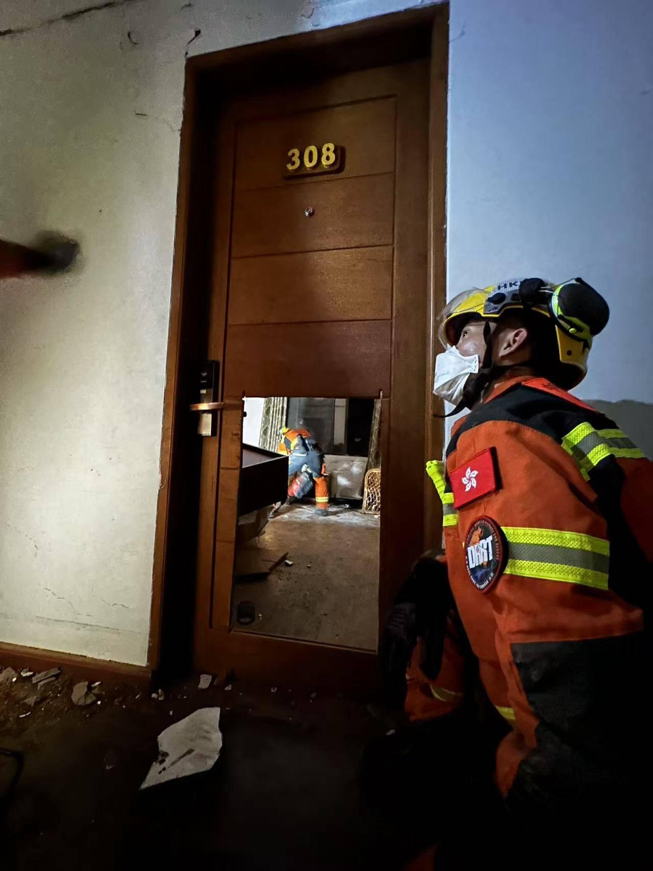 特區救援隊在緬甸曼德勒聯合搜救行動中救出一名生還者後,迅速整理裝備便繼續在現場通宵搜救,希望拯救更多生還者。(香港消防處fb)