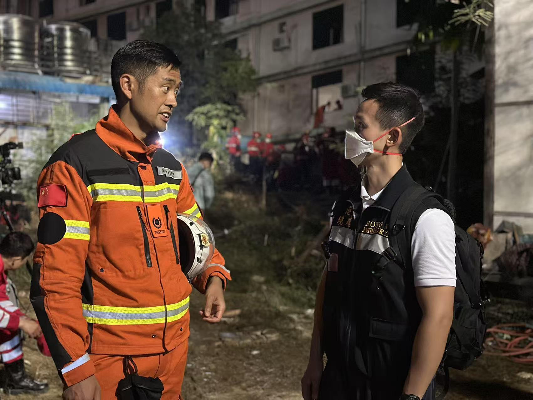 緬甸地震|特區救援隊聯同國家隊救出一名被困超過120小時的生還者,隊員在災場就地快速吃過晚飯,便立即商討救援策略。(保安局fb)