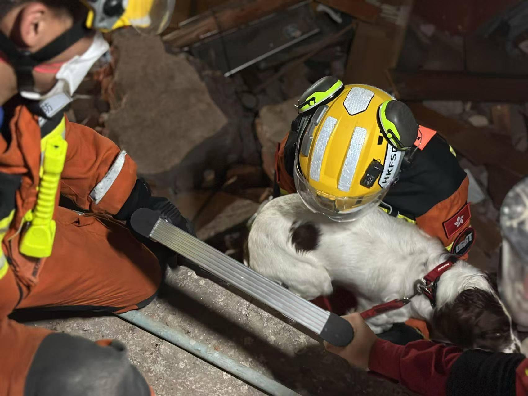 特區救援隊在緬甸曼德勒聯合搜救行動中救出一名生還者後,迅速整理裝備便繼續在現場通宵搜救,希望拯救更多生還者。(香港消防處fb)