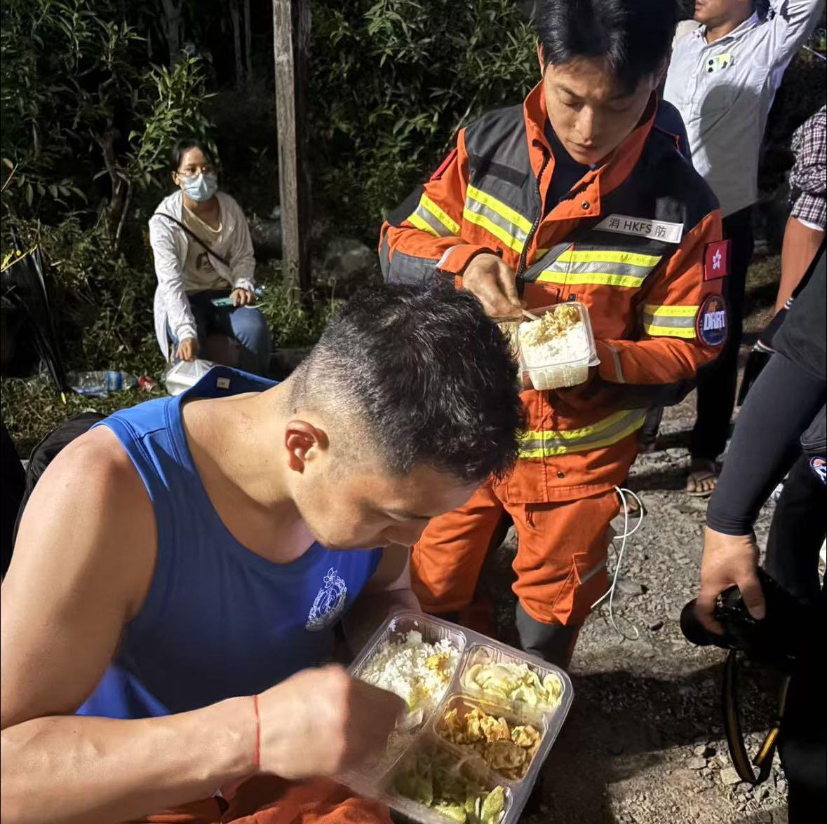 緬甸地震|特區救援隊聯同國家隊救出一名被困超過120小時的生還者,隊員在災場就地快速吃過晚飯,便立即商討救援策略。(保安局fb)