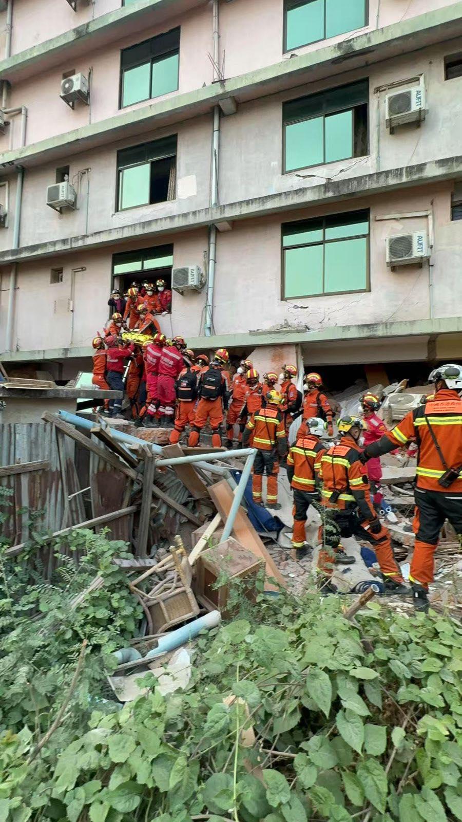 緬甸地震|特區救援隊聯同國家隊救出一名被困超過120小時的生還者。(香港消防處fb)
