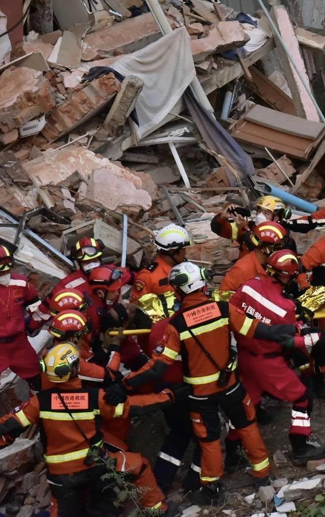 緬甸地震|特區救援隊聯同國家隊救出一名被困超過120小時的生還者。(香港消防處fb)