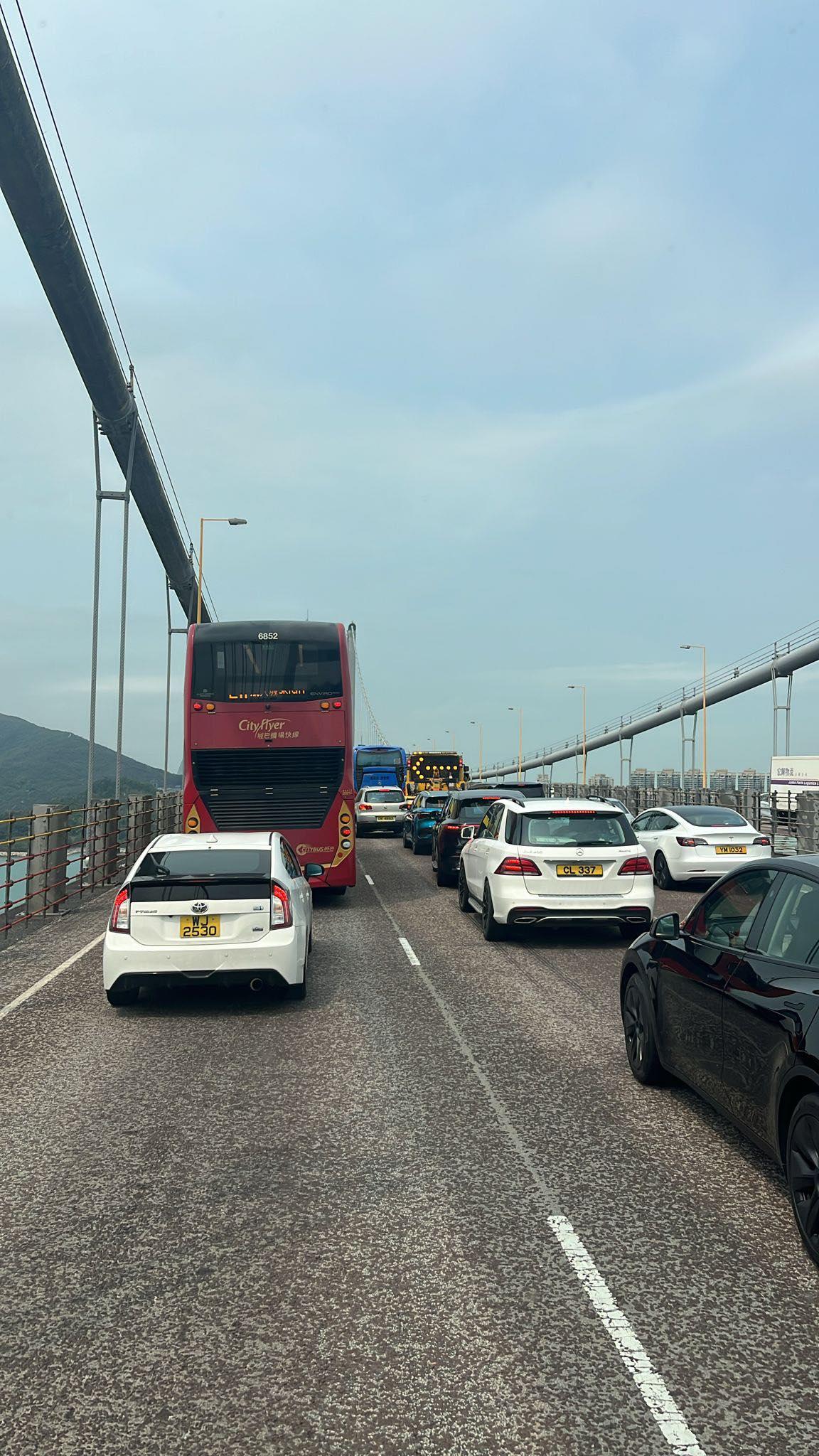 青馬大橋發生5車連環「串燒」車禍。(fb「車cam L(香港群組)」圖片)