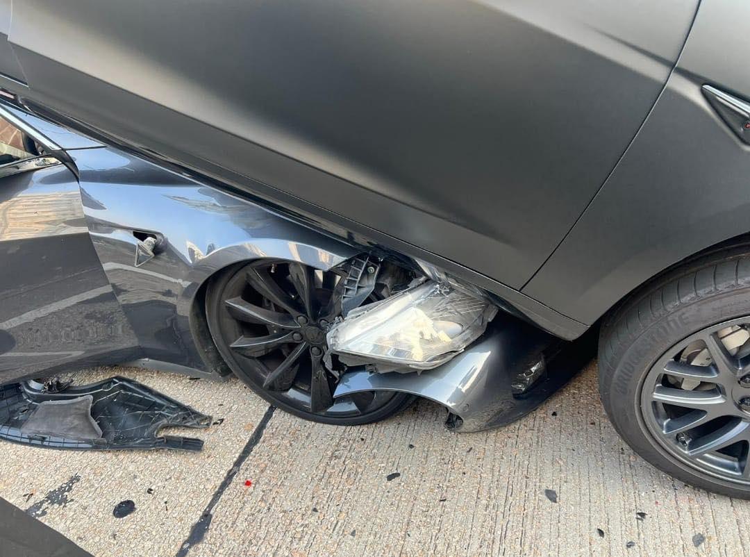 龍翔道7車相撞 Tesla被撞至剷起車疊車