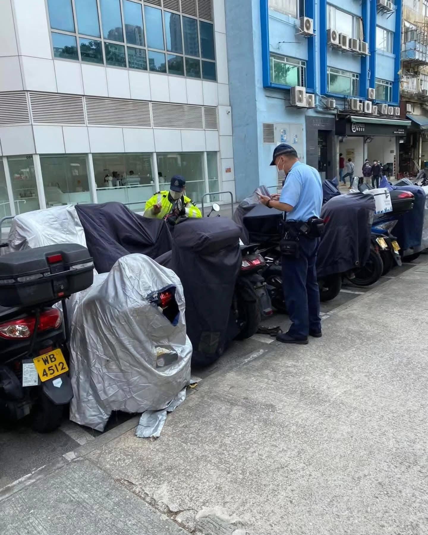 有警員瞓身尋找電單車底盤號碼。(網上圖片)