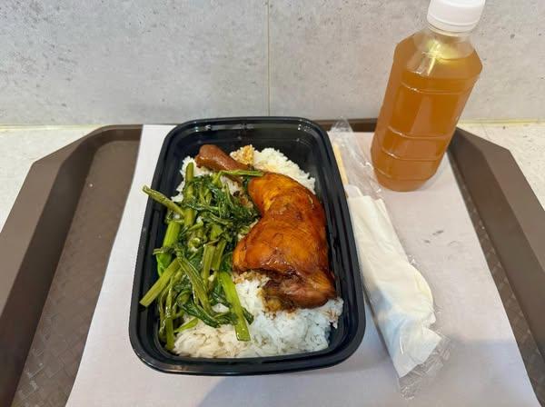 灣仔兩餸飯店共度時艱,推出「股災價」8元雞髀餐(香港兩餸飯關注組圖片)