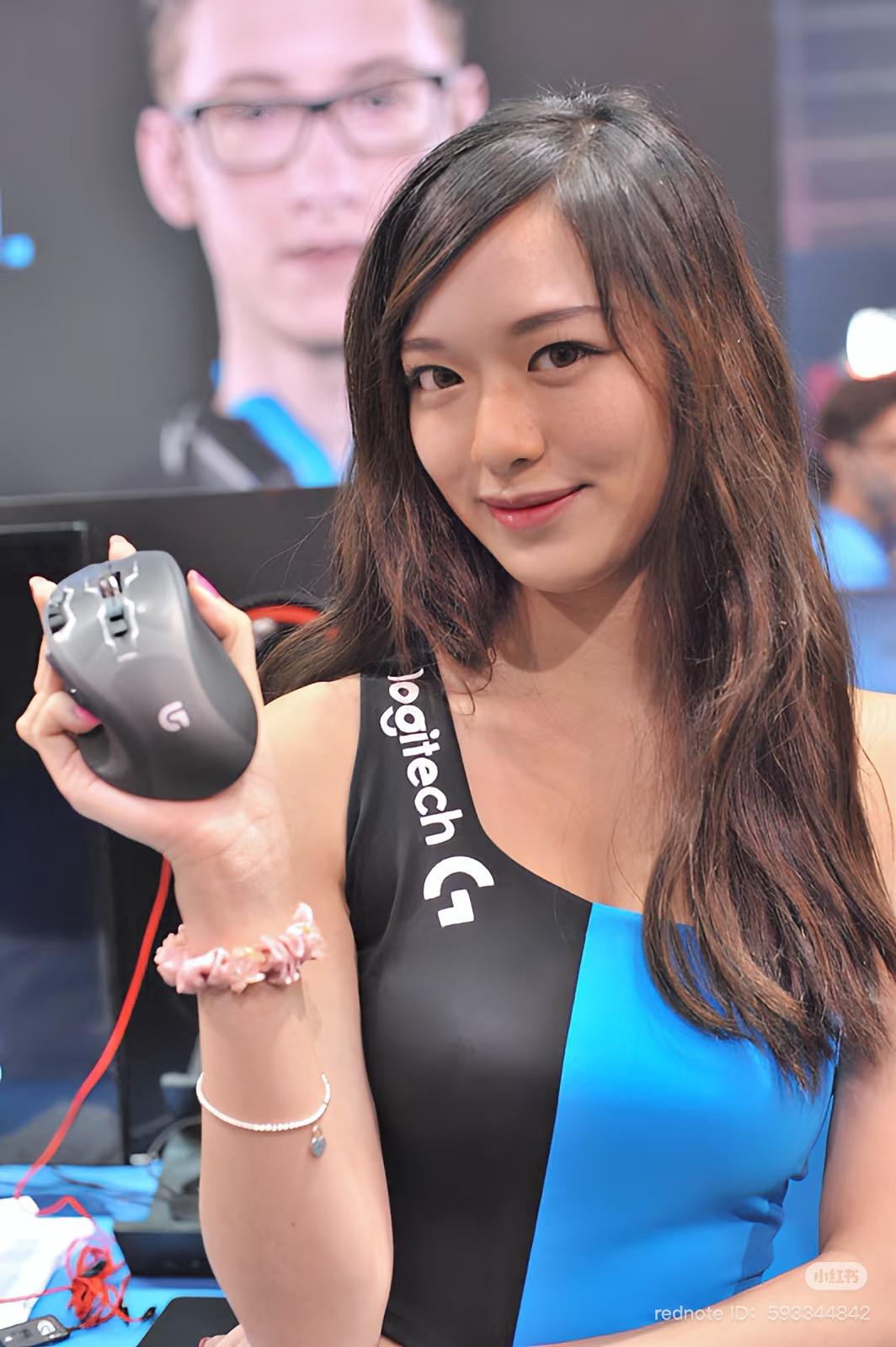 馮盈盈陳年showgirl照片出土。