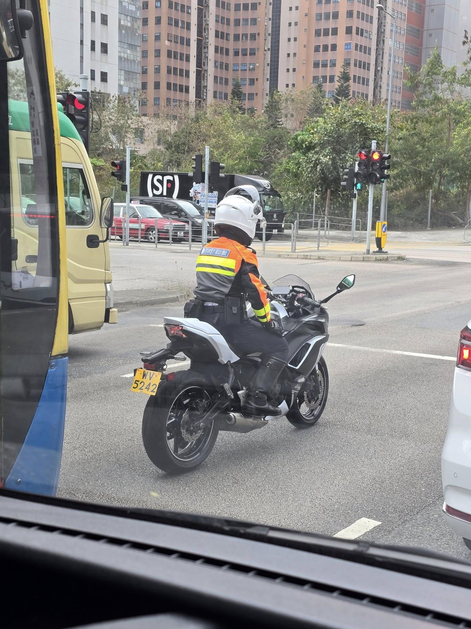 司機的裝束打扮似救護員。(FB「車cam L(香港群組)」)