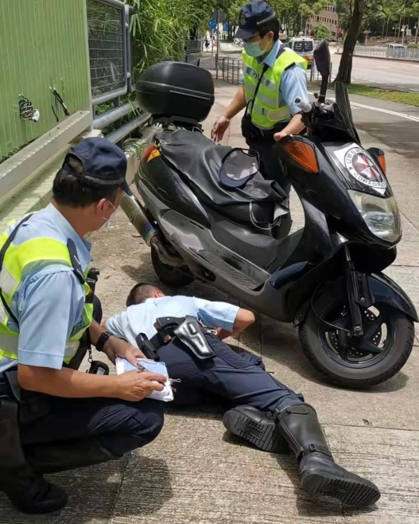 有警員瞓身尋找電單車底盤號碼。(網上圖片)