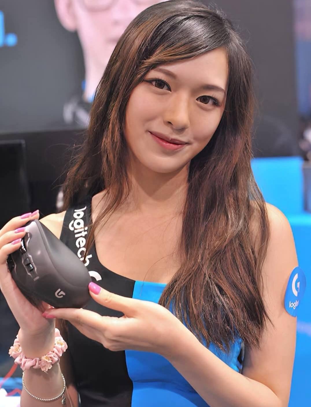 馮盈盈陳年showgirl照片出土。