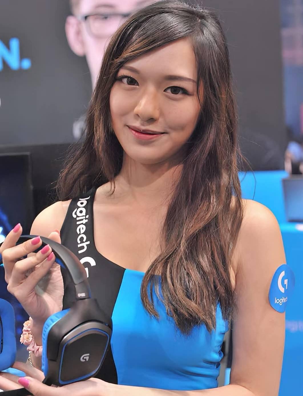 馮盈盈陳年showgirl照片出土。