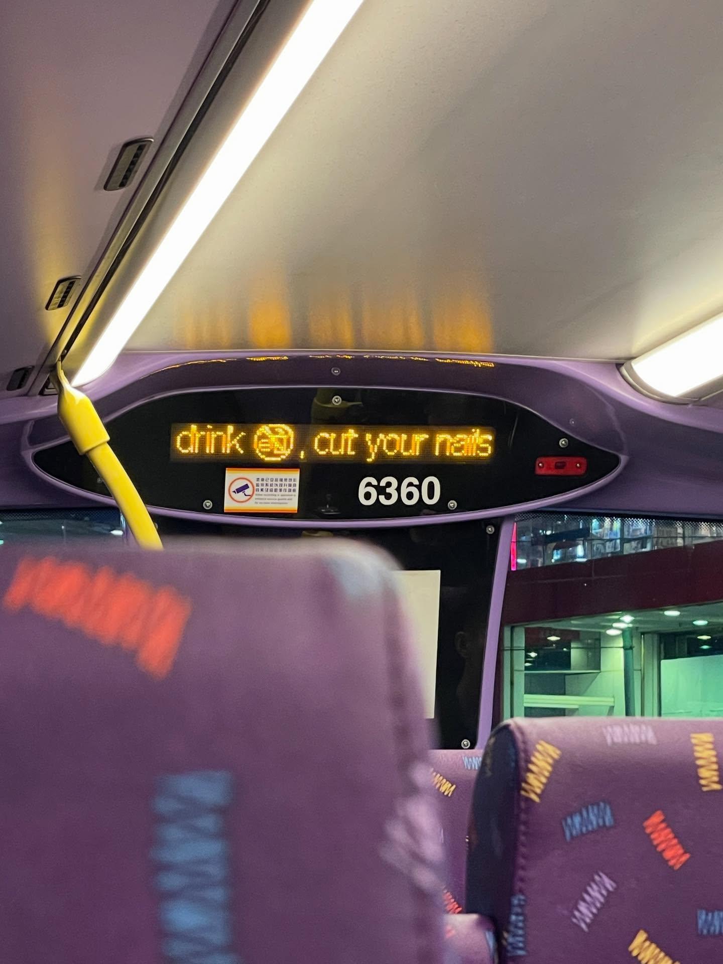 社交平台Threads有網民拍得照片,可見城巴上層的走馬燈告示屏幕出現「請勿剪指甲」(Threads)