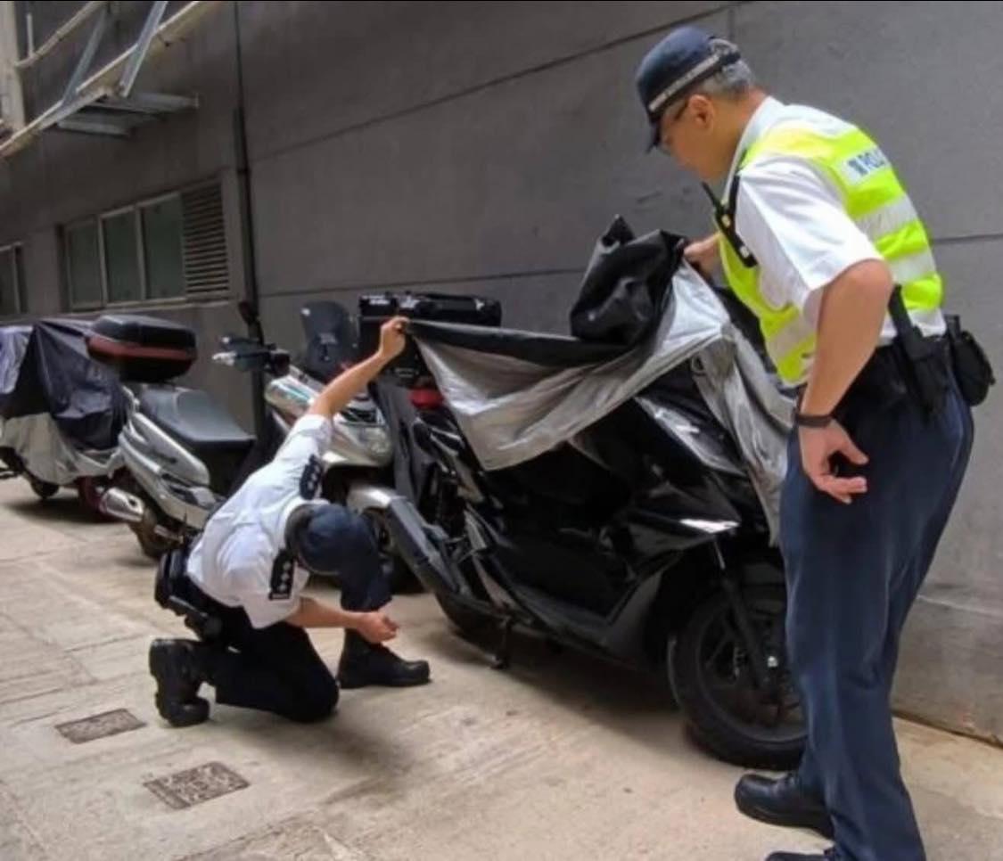 有警員瞓身尋找電單車底盤號碼。(網上圖片)