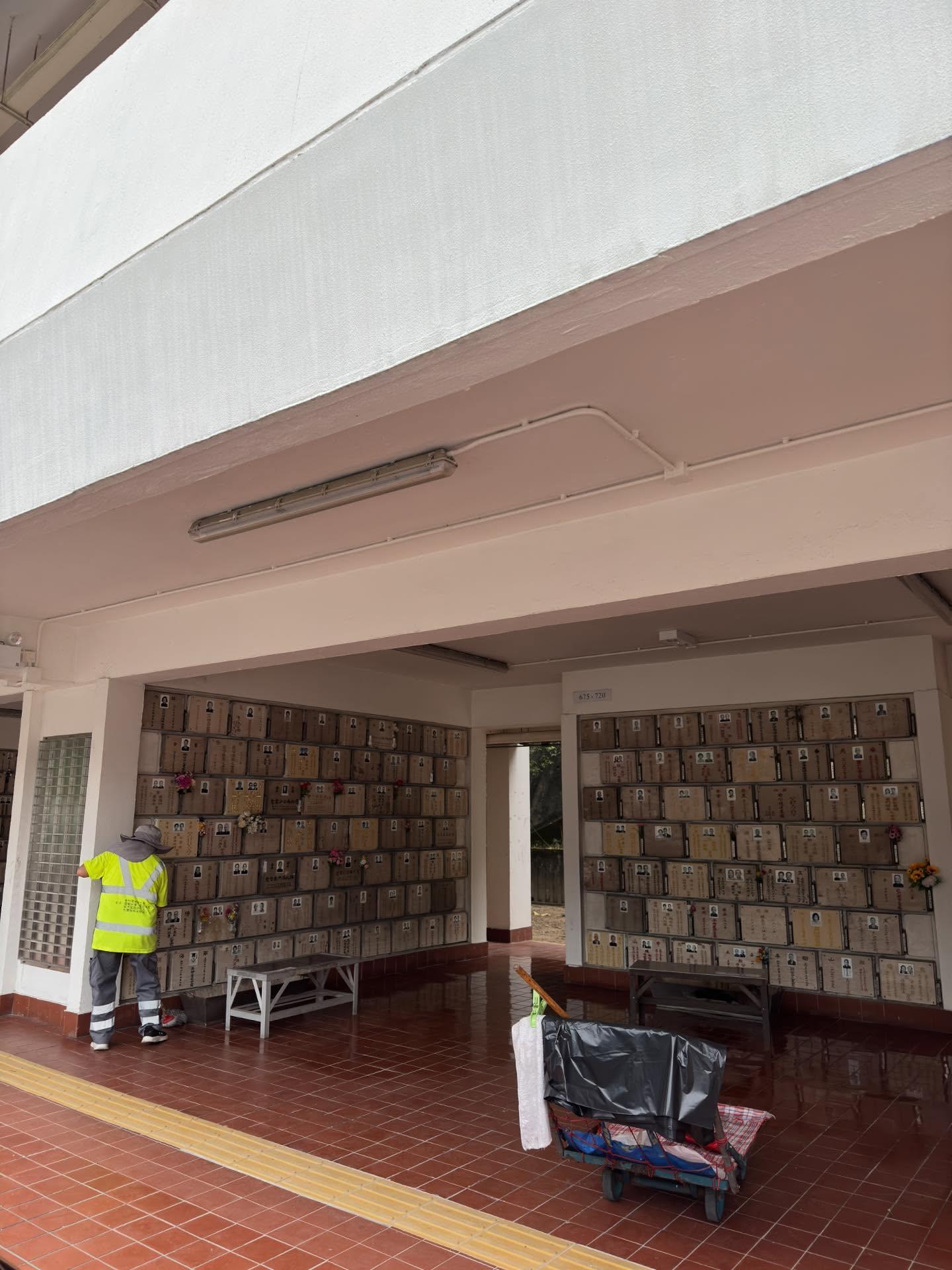 有網民在社交平台發帖,指上周六(4月19日)上午與家人在葵涌靈灰閣拜祭時,目擊一對中年男女因祭品被清理,長時間「喪罵」一名年約七旬的清潔女工,引起網民關注熱議。(Threads)