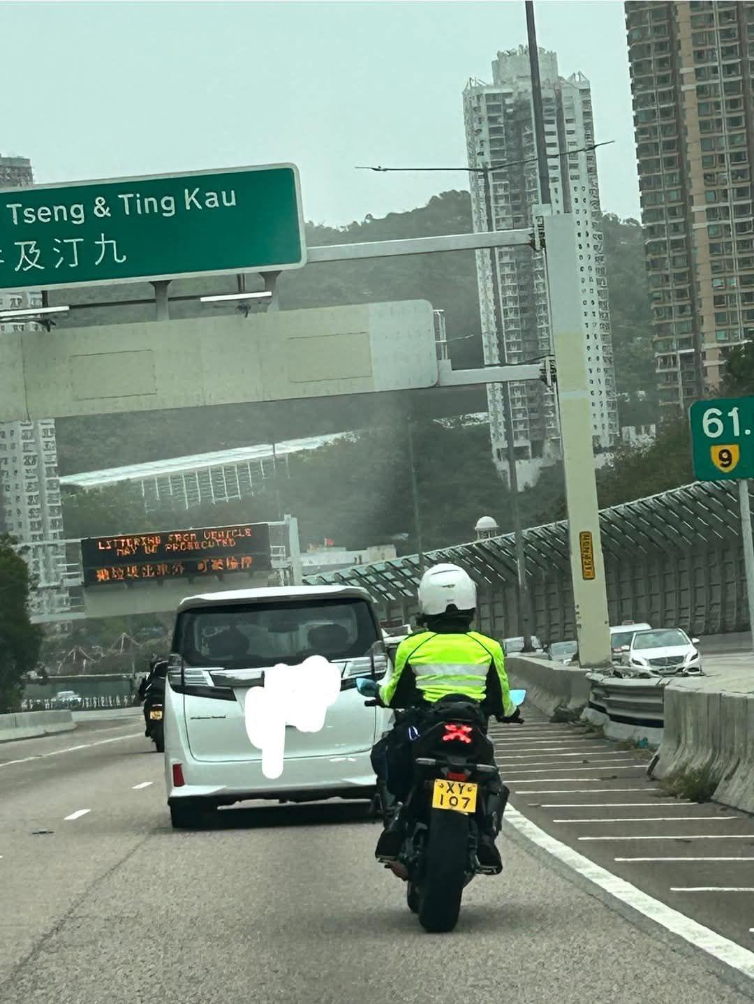 司機的裝束打扮似交通警員。(FB「車cam L(香港群組)」)