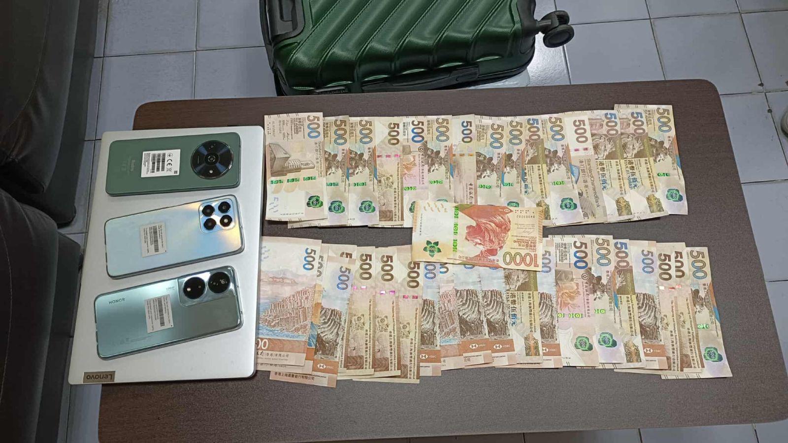 一名香港旅客搭的士前往曼谷素萬那普機場期間,把行李箱漏在的士車尾箱中,失主最終透過泰籍友人報警,成功找回司機取回逾10萬泰銖(約2.3萬港元)失物,當中有18,500港元現金。(網上圖片)