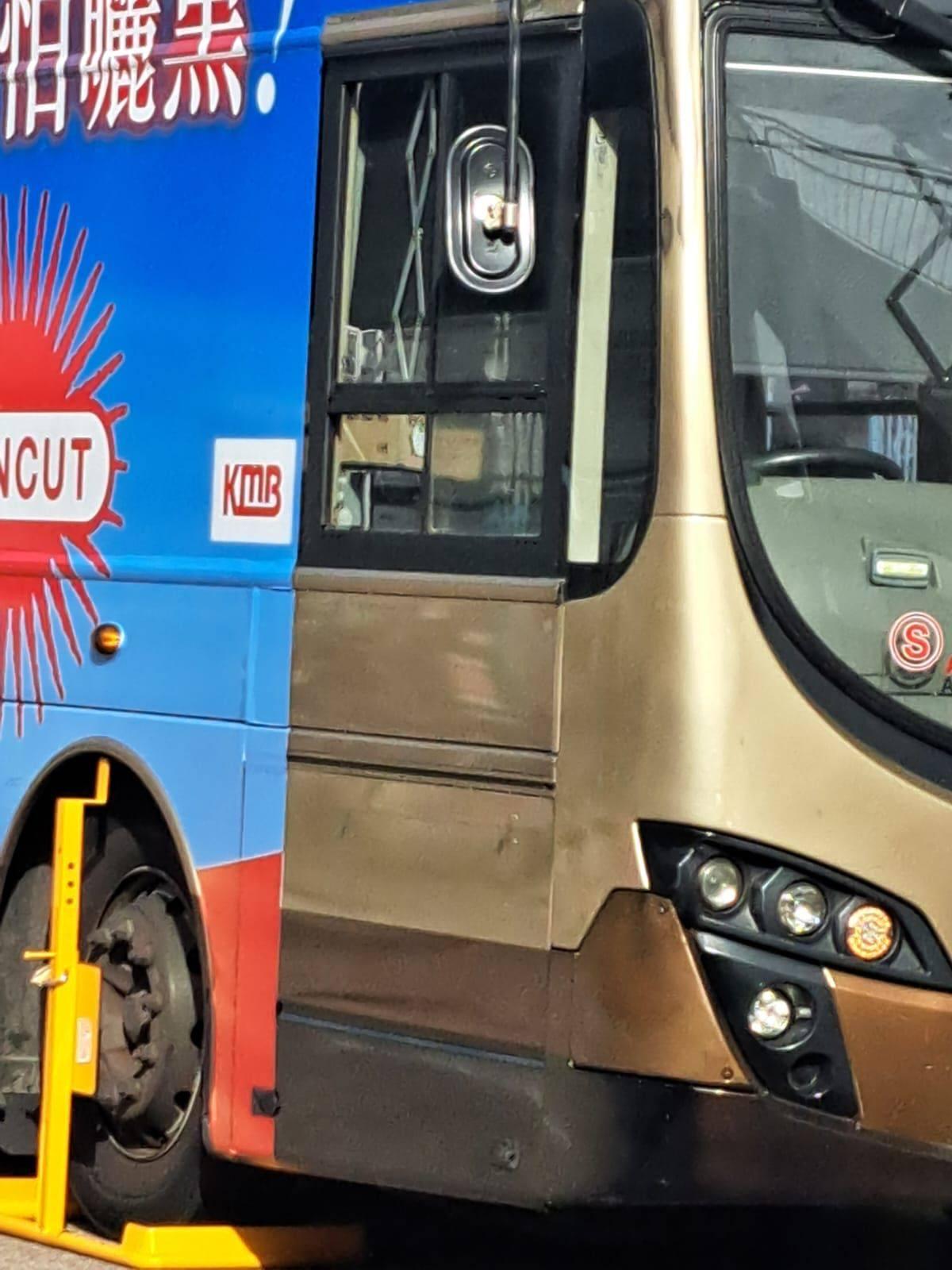 一部九巴在沙田乙明邨街路旁等候,被屋邨的鎖車隊鎖車,右方前輪被上鎖。(馬路的事討論區FB)