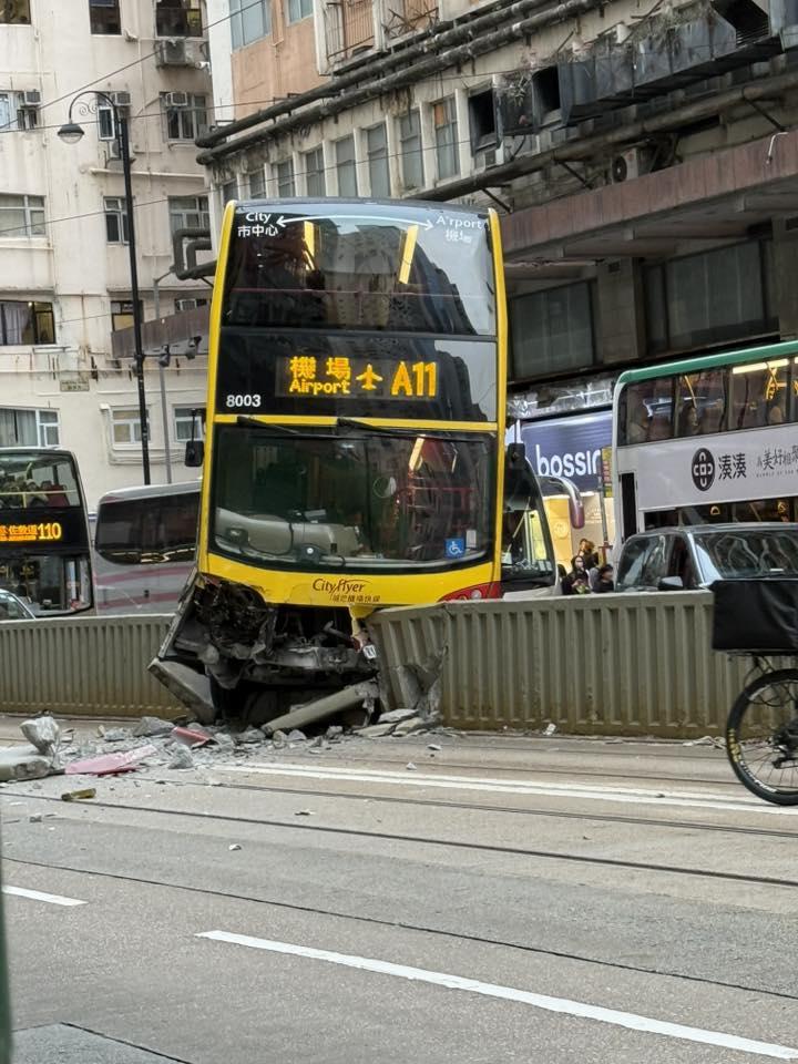 一輛往機場的A11路線雙層城巴,沿英皇道西行駛至北角新都城對開時懷疑失控撞毀石壆,巴士右邊車頭毀爛,石壆碎片彈落電車路軌(北角有樂FB)