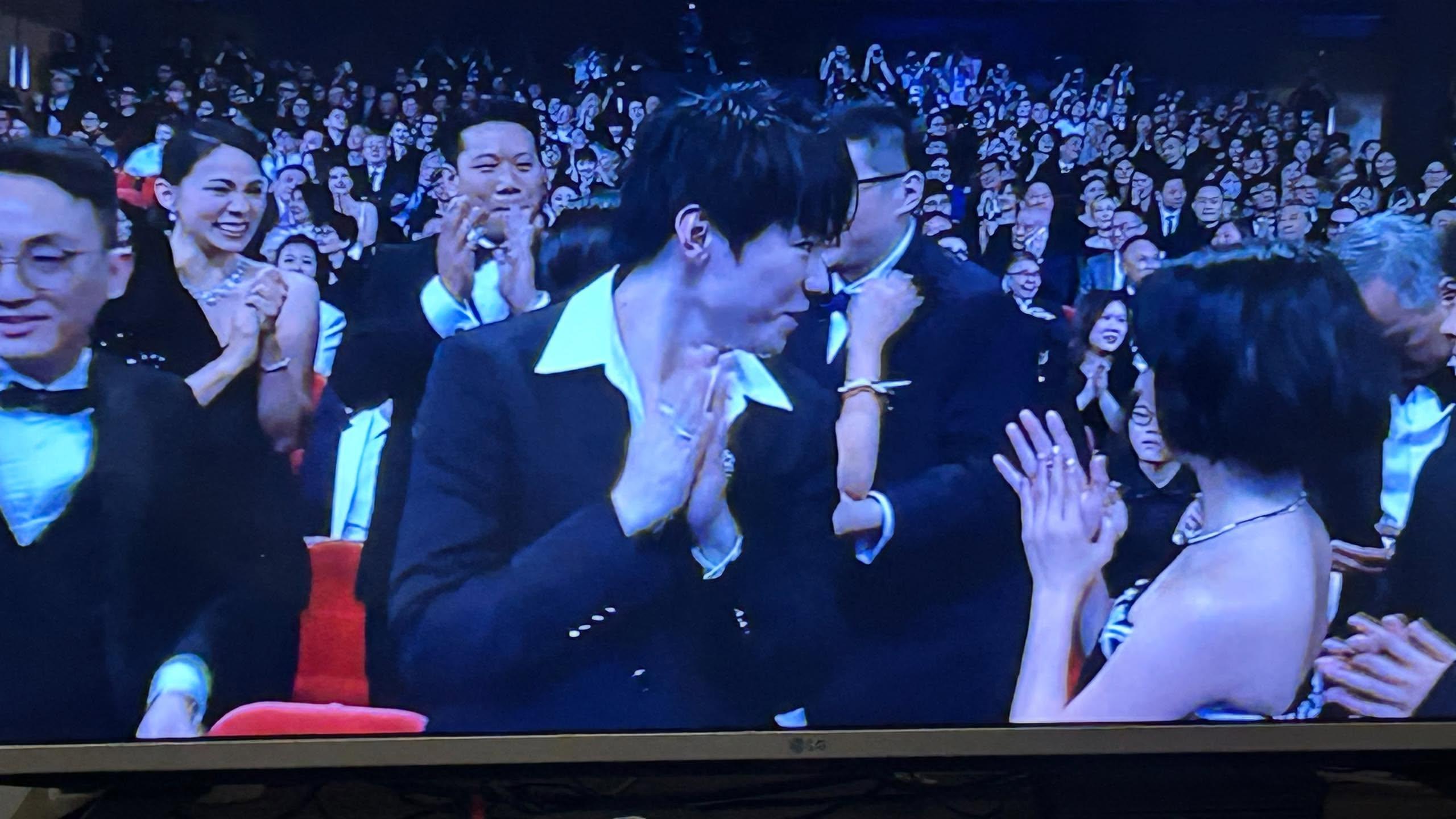 陳卓賢在衛詩雅獲影后的一刻面露尷尬表情。