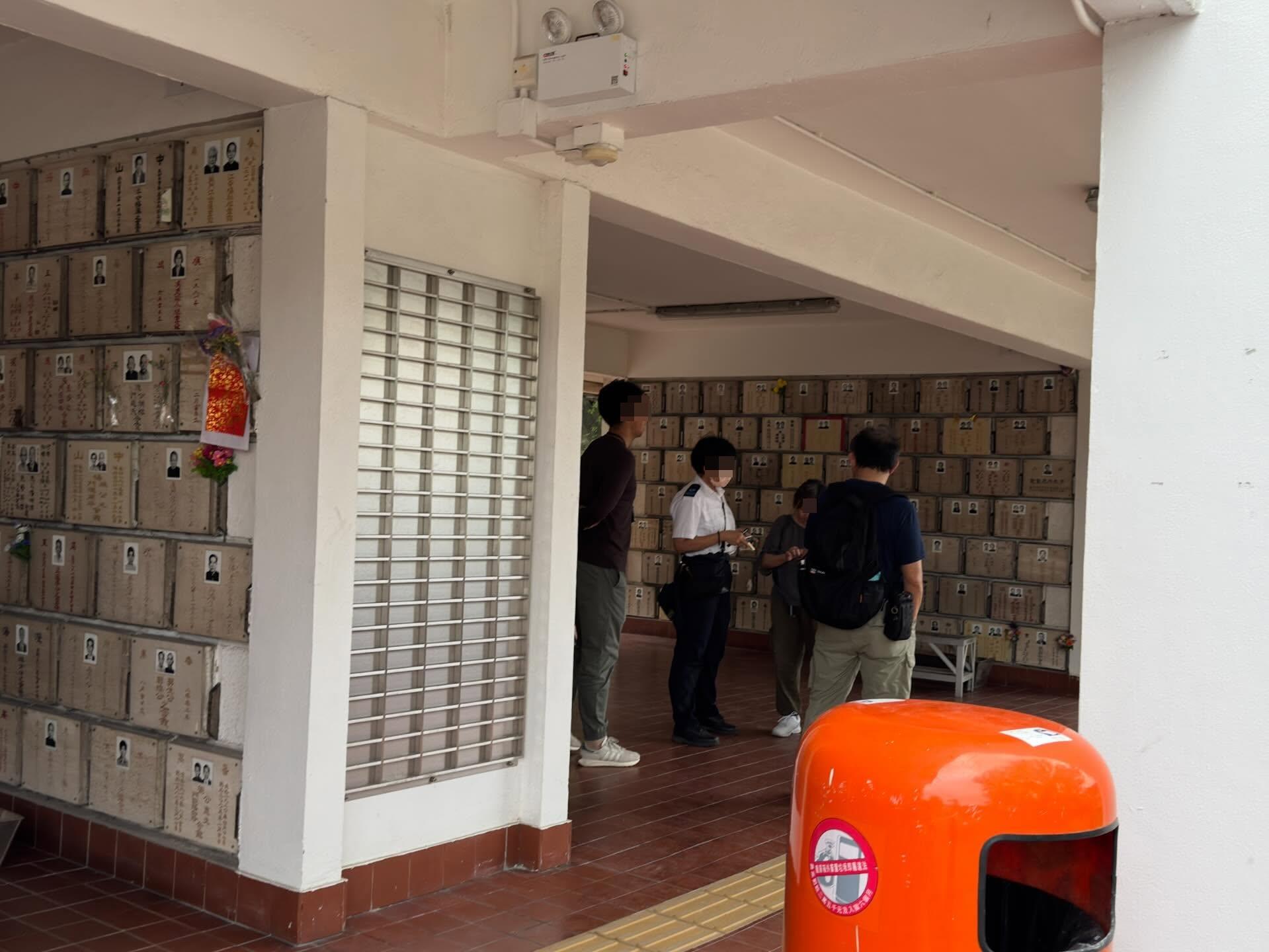 其後三名食環署職員到場處理,惟該對男女仍持續怒罵近一小時(Threads)