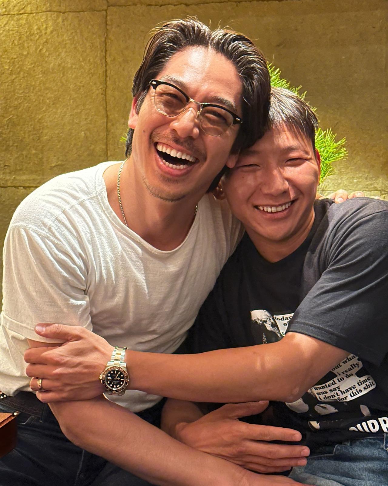 AKIRA在內地節目《披荊斬棘4》中結識阿如那,雖然阿如那在比賽中被淘汰,但兩人私下的互動依然良好。