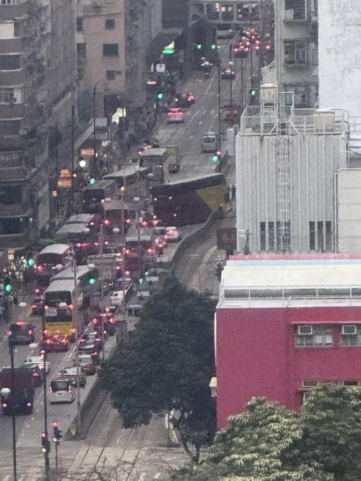 一輛往機場的A11路線雙層城巴,沿英皇道西行駛至北角新都城對開時懷疑失控撞毀石壆,巴士右邊車頭毀爛,石壆碎片彈落電車路軌(北角有樂FB)