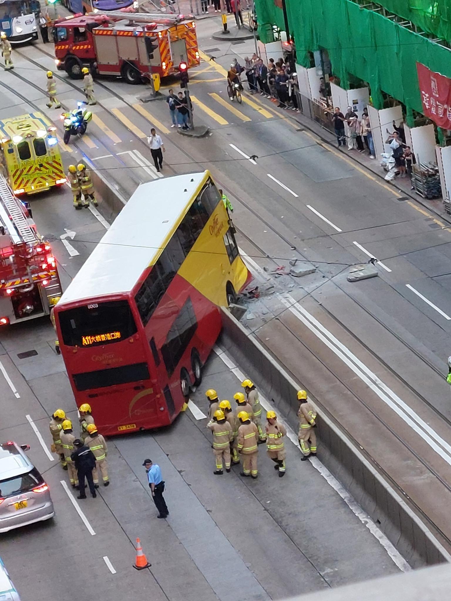 一輛往機場的A11路線雙層城巴,沿英皇道西行駛至北角新都城對開時懷疑失控撞毀石壆,巴士右邊車頭毀爛,石壆碎片彈落電車路軌(北角有樂FB)